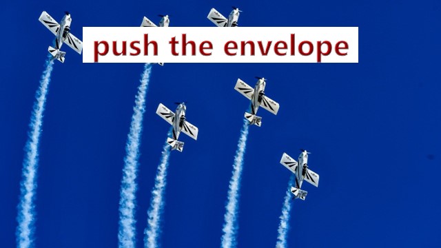 push the envelope（限界に挑戦しているフライトの様子）