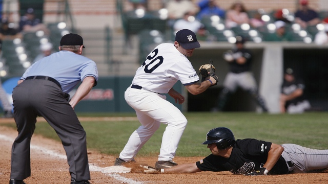 野手とランナーがベースに”接触”する野球